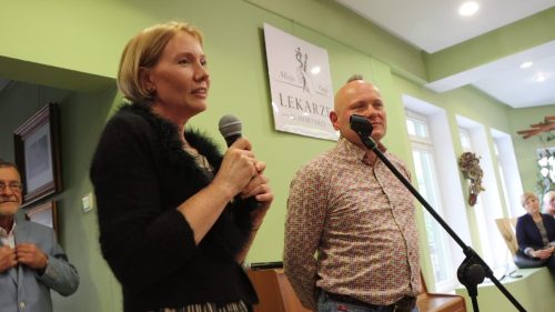 2-frame-at-3m31s „Precyzja skalpela, wrażliwość ołówka” – wyjątkowy wieczór w Galerii Hortar