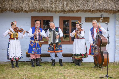 724382274_2245119952917452_4831093601770062595_n „Ocalić od zapomnienia – Witosówka w Wierzchosławicach-Dwudniakach”...
